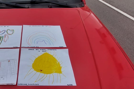 Un disegno per dire grazie. Il saluto delle giovani generazioni ai vigili del fuoco altoatesini. (Foto: ASP/Corpo permanente dei Vigili del fuoco di Bolzano)