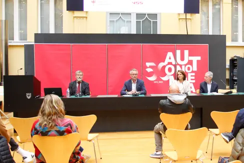 Das Projektteam Fitnessbarometer: v.l. Klaus Bös vom Institut für Sport- und Sportwissenschaft am Karlsruher Institut für Technologie, Schulinspektor Christian Walcher von der Deutschen Bildungsdirektion, Astrid Ferrari von der Pädagogischen Abteilung und Günther Andergassen vom Verband der Südtiroler Sportvereine. (Foto: LPA/Verena Hilber)