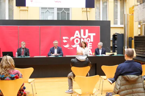 Das Projektteam Fitnessbarometer: v.l. Klaus Bös vom Institut für Sport- und Sportwissenschaft am Karlsruher Institut für Technologie, Schulinspektor Christian Walcher von der Deutschen Bildungsdirektion, Astrid Ferrari von der Pädagogischen Abteilung und Günther Andergassen vom Verband der Südtiroler Sportvereine. (Foto: LPA/Verena Hilber)