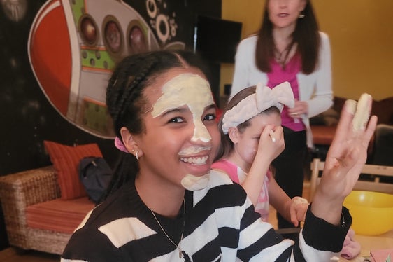 Uno sguardo all'ampia offerta del programma di cultura giovanile 2024/2025: la cura del viso a Ora. (Foto: USP/Ufficio Servizio giovani)