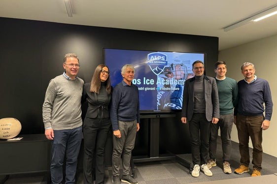 Bei der Besprechung des Vorhabens Alps Ice Academy: (v.l.) der Brunecker Bürgermeister Roland Griessmair, Alps Ice Academy-Präsidentin Dorotea Mader, Sportminister Andrea Abodi, Landeshauptmann Arno Kompatscher, Alps Ice Academy-Direktor Leo Brugger und Landtagsabgeordneter Daniel Alfreider. (Foto: HC Pustertal)