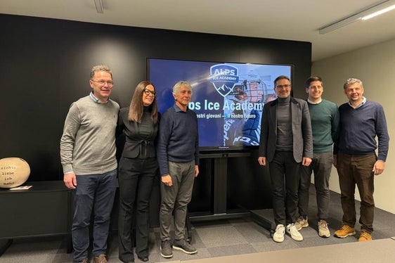 Da sinistra il sindaco di Brunico Roland Griessmair, la presidente della Alps Ice Academy Dorotea Mader, il ministro Andrea Abodi, il presidente della Provincia Arno Kompatscher, il direttore della Alps Ice Academy Leo Brugger e il consigliere provinciale Daniel Alfreider. (Foto: HC Valpusteria)