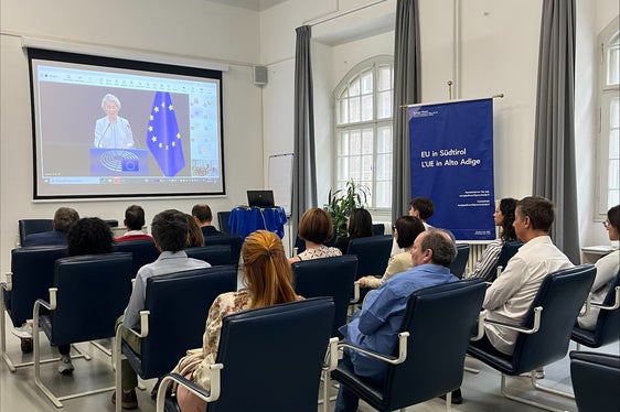 Im Europahaus in Bozen verfolgten zahlreiche Personen die Rede zur Lage der Union von EU-Kommissionspräsidentin Ursula von der Leyen. (Foto: Europe Direct)