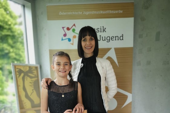 Beim Bundeswettbewerb 2024 in Brixen gab es insgesamt 19 solistische Beiträge von jungen Südtiroler Musizierenden, darunter auch Sarah Obkircher (links) in der Kategorie Zither AG I mit ihrer Lehrerin Reinhilde Gamper, Musikschuldirektion Bruneck (Foto: LPA/privat)