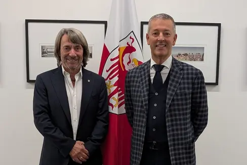 La Giunta provinciale ha approvato una nuova regolamentazione delle prestazioni della Medicina dello Sport e dell’Esercizio Fisico. L'assessore provinciale alla Salute Hubert Messner (a sinistra nella foto) e l'assessore provinciale allo Sport Peter Brunner intendono continuare a offrire a tutti gli sportivi della provincia visite mediche sportive regolari e di alta qualità. (Foto: USP/Vera Brunetti)