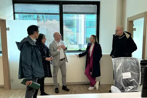 Machten sich vor Ort ein Bild des neuen Arbeitsvermittlungszentrums Gries Quirein (von links): Stefan Luther (Direktor des Arbeitsmarktservice), Francesca Malara (Direktorin Amt für Arbeitsvermittlung), Giorgio De Vuono (Koordinator AVZ), Magdalena Amhof (Arbeitslandesrätin), Günther Burger (Direktor Ressort Europa, Arbeit und Personal). (Foto: LPA/Anna Künig)