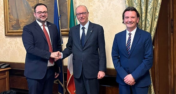 Landesrat Marco Galateo (l.) und Hauptschulamtsleiter Vincenzo Gullotta (r.) haben in Rom Bildungsminister Giuseppe Valditara (Mitte) getroffen. (Foto: LPA/Italienische Bildungsdirektion)
