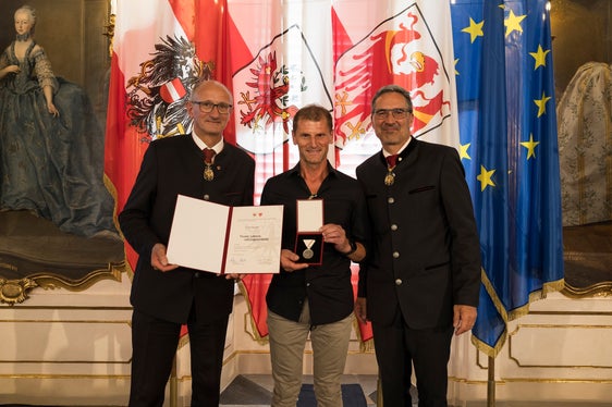 Premiato con la medaglia di salvataggio dai presidenti provinciali Anton Mattle (a sinistra) e Arno Kompatscher (a destra): Franz Gruber (al centro) di Naz-Sciaves (Foto: Land Tirol/Sedlak)