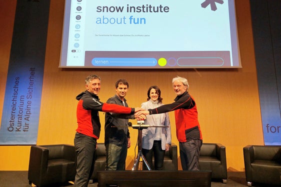 Da sinistra: Stefan Hochstaffl (vicedirettore del Soccorso alpino del Tirolo), Clemens Matt (segretario generale del Club Alpino Austriaco), l'assessora tirolese Astrid Mair ed Hermann Spiegl (dirigente del Soccorso alpino del Tirolo) (Foto: Land Tirol/Brandhuber)