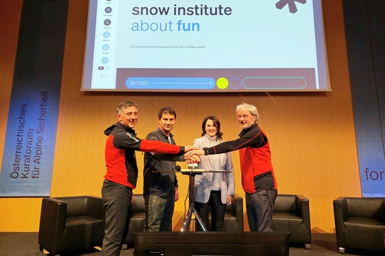 Haben die neue Website im Rahmen der Alpinmesse in Tirol offiziell online gebuzzert: (v.l.) Stefan Hochstaffl (Landesleiter-Stellvertreter Bergrettung Tirol), Clemens Matt (Generalsekretär Österreichischer Alpenverein), die Tiroler Landesrätin Astrid Mair und Hermann Spiegl. (Landesleiter Bergrettung Tirol). (Foto: Land Tirol/Brandhuber)