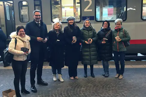 Anche il Presidente Arno Kompatscher ha distribuito questa mattina volantini informativi sui servizi di supporto dedicati alle donne vittime di violenza. (Foto: ASP/Astrid Pichler)