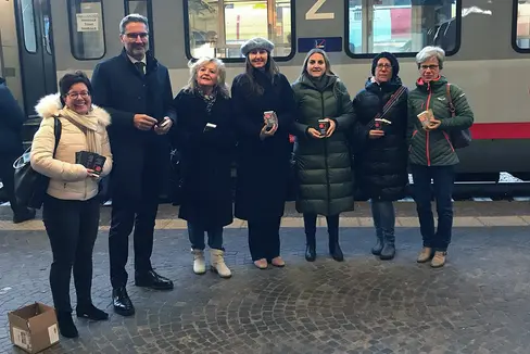 Auch Landeshauptmann Arno Kompatscher hat heute morgen am Bozner Bahnhof Infoflyer zu Hilfsangeboten für Frauen, die Opfer von Gewalt wurden, verteilt. (Foto: LPA/Astrid Pichler)