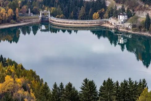 Starkes Zeichen für die Umwelt: Für das Wasserkraftwerk Bruneck - das aus dem Welsberger Stausee (im Bild) gespeist wird - stehen in den kommenden drei Jahren rund 2,8 Millionen Euro für Maßnahmen zur Aufwertung der Umwelt in den Ufergemeinden zur Verfügung. (Foto: Alperia)