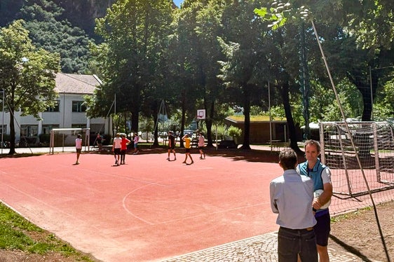 Auch die Mittelschule Terlan hat die über den Wiederaufbau- und Resilienzfonds PNRR zur Verfügung gestellten Gelder gut genutzt: Dieser Sportplatz steht den Schülerinnen und Schülern jetzt zur Verfügung. (Foto: LPA/Landesabteilung Europa)