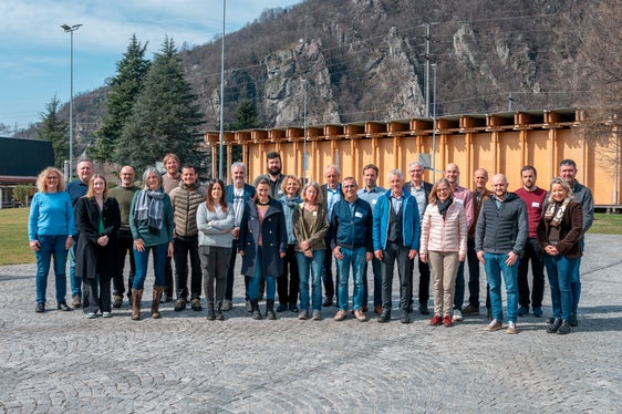 Als derzeiges Arge-Alp-Vorsitzland hat der Kanton Tessin kürzlich in Bellinzona das zweite Fachtreffen zum länderübergreifenden Wolfsmanagement ausgerichtet. Im Bild die Experten und Expertinnen der Arge-Alp-Länder (Foto: Arge Alp)