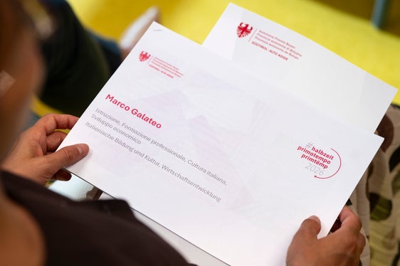 Die #halbzeit-Pressekonferenz von Landesrat Galateo fand im Jugend- und Kulturzentrum Terraferma in Bozen, das auch territorialer Bildungsraum ist, statt. (Foto: LPA/Fabio Brucculeri)