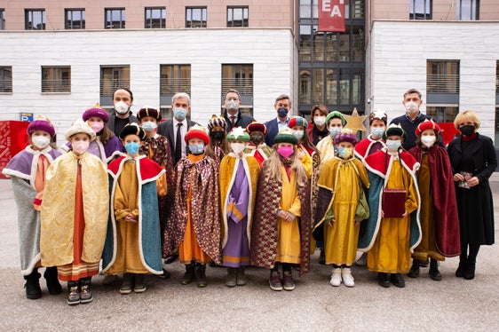 Il gruppo del Cantori della stella di Maranza con i membri della Giunta Provinciale (Foto: ASP/Barbara Franzelin)