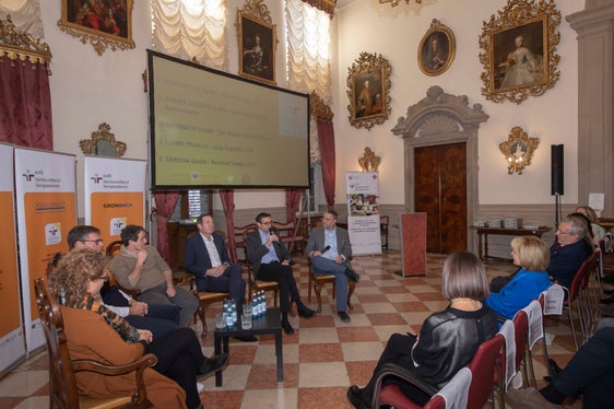 Im Rahmen einer Diskussionsrunde berichteten mehrere Unternehmen über ihre Erfahrungen mit dem audit familieundberuf. (Foto: Handelskammer/Othmar Seehauser)