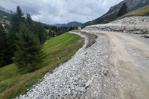 Die Arbeiten im Abschnitt der Gadertalerstraße bei Puntac werden erst im Frühjahr wieder aufgenommen. Bis dahin wird sich das Erdreich setzen. (Foto: LPA/Ressort Infrastrukturen und Mobilität)