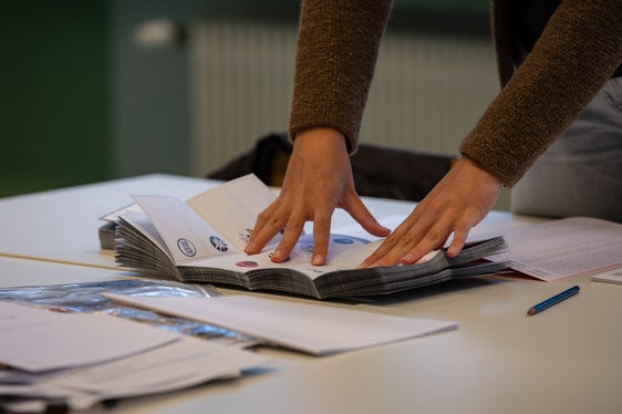 Sofort nach 21 Uhr haben rund 3000 Stimmzähler und Stimmzählerinnen in den 491 Wahlsektionen mit der Auszählung der Stimmzettel begonnen. (Foto: LPA/Greta Stuefer)
