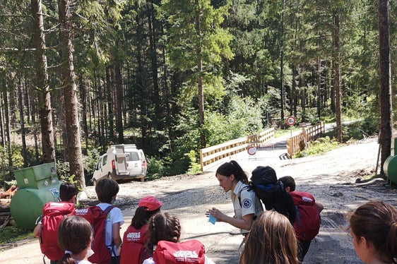 Accompagnati dagli esperti, gli aspiranti Junior Ranger vanno alla scoperta dei tesori della natura (Foto: ASP/Ufficio natura)