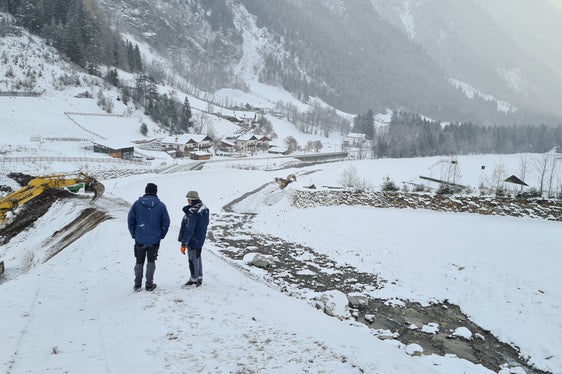 Abschluss der Arbeiten: Dammbauten und Ufermauern am Toffringbach, winterlich am 28. November (Foto: LPA/Landesamt für Wildbach- und Lawinenverbauung Nord in der Agentur für Bevölkerungsschutz/Jan Kobald)