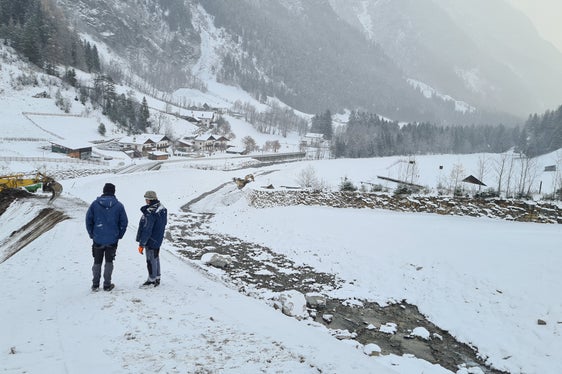 Abschluss der Arbeiten: Dammbauten und Ufermauern am Toffringbach, winterlich am 28. November (Foto: LPA/Landesamt für Wildbach- und Lawinenverbauung Nord in der Agentur für Bevölkerungsschutz/Jan Kobald)