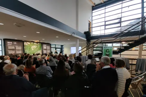 Danter na bela cornisc de publich, tl Museum Ladin de San Martin de Tor, él sté incö la presentaziun dl dizionar online Ladin-Deutsch y Deutsch-Ladin de Giovanni Mischí. (Foto: USP/Intendënza y Cultura ladina)