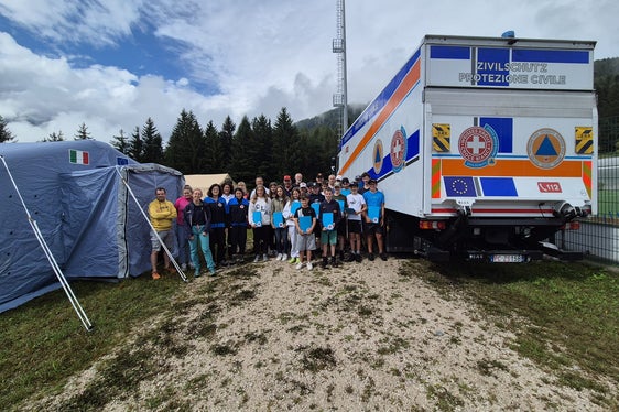 Foto di gruppo del campo scuola della Protezioen civile a Teodone. (Foto: USP/Centro funzionale provinciale/Ilaria Folie)