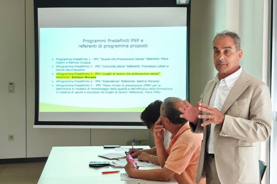 Über eine neue Möglichkeit für Unternehmen in Sachen Gesundheit der Arbeitnehmerinnen und Arbeitnehmer tätig zu werden, berichtete dann Stefano Murano, der Leiter des betrieblichen Dienstes für Arbeitsmedizin des SABES. (Foto: LPA/Ursula Pirchstaller)