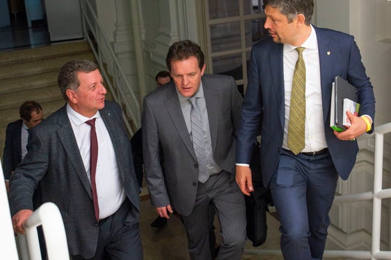 Bernreiter, Zumtobel und Alfreider (v.l.n.r.). auf dem Weg zum ersten gemeinsamen Arbeitstreffen zur grenzüberschreitenden Mobilität in Bozen. (Foto: LPA/Fabio Brucculeri)