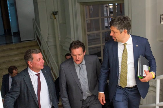 Bernreiter, Zumtobel e Alfreider (da sinistra a destra) nel corso del primo incontro di lavoro congiunto sulla mobilità transfrontaliera a Bolzano (Foto: ASP/Fabio Brucculeri)