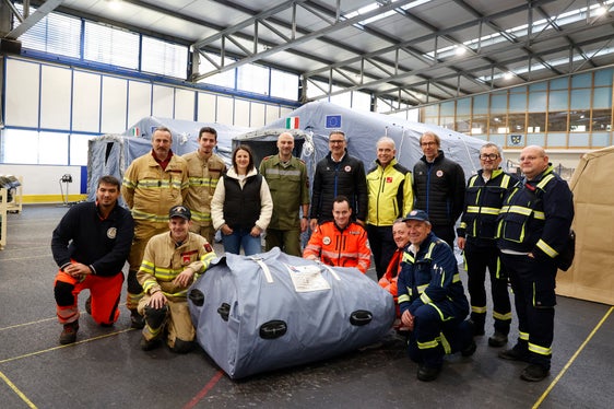 Landeshauptmann und Bevölkerungsschutzlandesrat Arno Kompatscher, Tirols Zivil- und Katastrophenschutzlandesrätin Astrid Mair, der Direktor der Agentur für Bevölkerungsschutz Klaus Unterweger und der Leiter des Tiroler Zentrums für Krisen- und Katastrophenmanagement Elmar Rizzoli mit Einsatzkräften aus Tirol und Südtirol im Feldspital in der Eishalle in Steinach (Foto: Land Tirol/Die Fotografen)