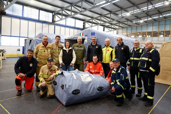 Landeshauptmann und Bevölkerungsschutzlandesrat Arno Kompatscher, Tirols Zivil- und Katastrophenschutzlandesrätin Astrid Mair, der Direktor der Agentur für Bevölkerungsschutz Klaus Unterweger und der Leiter des Tiroler Zentrums für Krisen- und Katastrophenmanagement Elmar Rizzoli mit Einsatzkräften aus Tirol und Südtirol im Feldspital in der Eishalle in Steinach (Foto: Land Tirol/Die Fotografen)