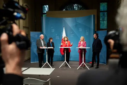 Waren in Uganda vor Ort, um mehrerer Projekte der Entwicklungszusammenarbeit zu besichtigen: (v.l.) Wolfgang Penn und Irene Obexer (Missio, Diözese), Landesrätin Rosmarie Pamer, Caritas-Direktorin Beatrix Mairhofer und der Präsident des Vereins Circle International Umberto Carrescia. (Foto: LPA/Fabio Brucculeri)