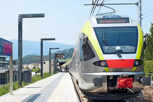 In occasione dei controlli di routine, le ruote di cinque treni in servizio sulla linea della Val Pusteria sono risultate usurate in modo anomalo ed eccessivo e i treni sono stati posti immediatamente fuori servizio (Foto: STA)