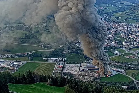 Der Großbrand in der Handwerkerzone Sterzing führte zu einer starken Rauchentwicklung, die sich auf den gesamten Großraum Sterzing ausgebreitet hat. (Foto: LPA/RAS Webcam Freienfeld)