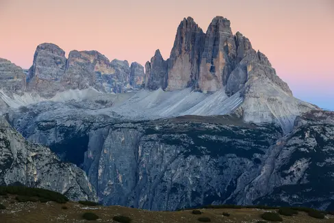 Ein umfassendes Infrastrukturprojekt soll Funkabdeckung, Strom, Abwasserentsorgung und Glasfaser-Internet auf die Dreizinnenhütte im Naturpark Drei Zinnen, einem der meistbesuchten Gebiete der Dolomiten bringen. Die Landesregierung stimmte dem Vorhaben am 1. Juli zu. (Foto: LPA/Josef Hackhofer)