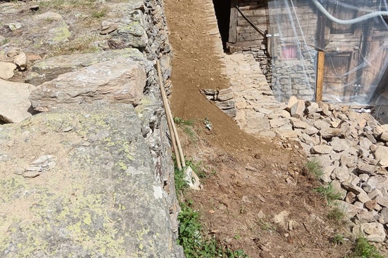 I lavori urgenti volti a proteggere l’edificio sottoposto a tutela storico-artistica nella malga Mitterkaser. (Foto: USP/Ufficio Sistemazione bacini montani ovest presso l’Agenzia per la Protezione civile)