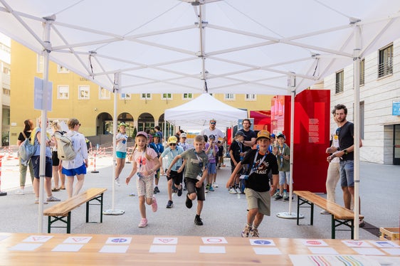 Beim Mobilitätsfest im Rahmen der Preisverleihung im Palais Widmann: Spiele wie Fahndl-Stehlen mit Verkehrsschildern. (Foto: LPA/STA/Ivan Brentegani)