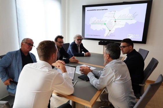 Vorne im Bild von rechts : Christian Romano (Monitoringausschuss für die Rechte von Menschen mit Behinderungen), Joachim Dejaco (Generaldirektor der STA) Alexander Alber (Direktor des Landesamts für Infrastrukturen und nachhaltige Mobilität) bei der Besprechung über die Barrierefreiheit an den Bahnhöfen in Südtirol mit Diego Capoano und Marian Demian (beide RFI) und Carlo Alberto Librera (Beirat für Menschen mit Behinderung der Gemeinde Bozen). (Foto: LPA/Ressort Infrastrukturen und Mobilität)