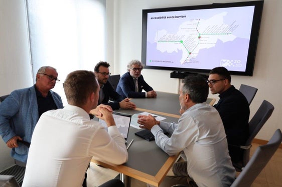 Nella foto, da destra, Christian Romano (Osservatorio provinciale sui diritti delle persone con disabilità), Joachim Dejaco (direttore generale di STA) Alexander Alber (Ufficio Infrastrutture e mobilità sostenibile), Diego Capoano (Direzione Operativa Stazioni di RFI, dirigente dell'Area Operativa Nord Est), Marian Demian (Direzione Operativa Stazioni di RFI, station manager di Verona) e Carlo Alberto Librera (responsabile della Consulta Persone con disabilità del Comune di Bolzano). (Foto: USP/Dipartimento Infrastrutture e Mobilità)