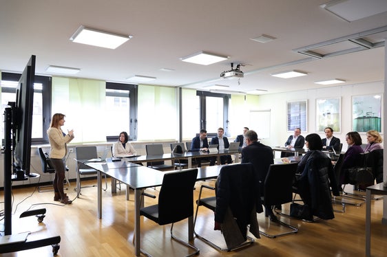 Am Treffen mit Landesrat Philipp Achammer nahmen Vertreterinnen und Vertreter der deutschen Bildungsdirektion und mehrerer Wirtschaftsverbände teil. (Foto: LPA/Clara Masiero)