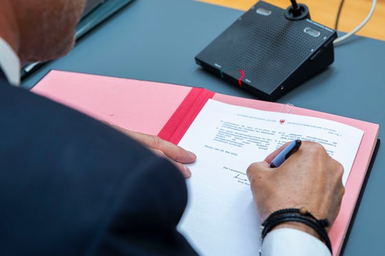 Landeshauptmann Kompatscher unterzeichnet die Verpflichtungserklärung: Alle Beteiligten haben intensiv und konstruktiv für dieses gute Ergebnis verhandelt. (Foto: LPA/Fabio Brucculeri)