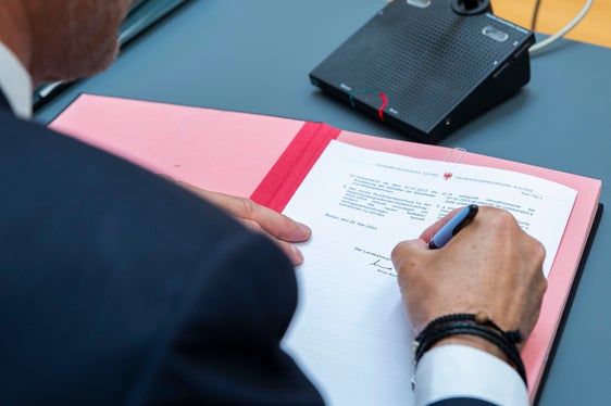 Landeshauptmann Kompatscher unterzeichnet die Verpflichtungserklärung: Alle Beteiligten haben intensiv und konstruktiv für dieses gute Ergebnis verhandelt. (Foto: LPA/Fabio Brucculeri)