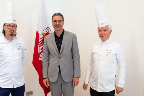 Da sinistra il nuovo presidente dell'Associazione chef dell'Alto Adige Patrick Jageregger, il presidente della Giunta provinciale Arno Kompatscher e il presidente uscente Reinhard Steger (Foto: ASP/Fabio Brucculeri)