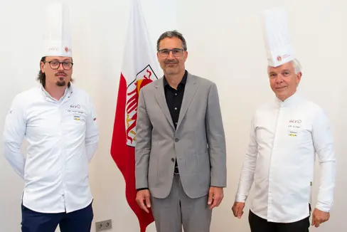 Da sinistra il nuovo presidente dell'Associazione chef dell'Alto Adige Patrick Jageregger, il presidente della Giunta provinciale Arno Kompatscher e il presidente uscente Reinhard Steger (Foto: ASP/Fabio Brucculeri)