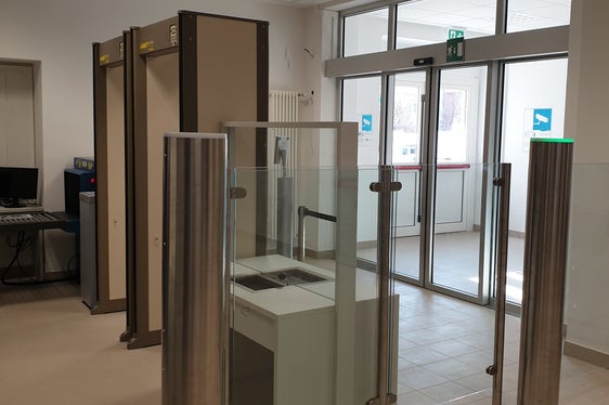 Ecco come si presenta l'area di accesso al Tribunale di Bolzano appena ristrutturata (Foto: ASP)