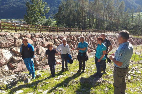 Besichtigung der Baustelle Trenserbach (v.li.): Agenturdirektor Unterweger, Projektant und Bauleiter Pichler, Landesrat Schuler, stv. Amtsdirektor Walder, Bürgermeisterin Überegger, dahinter Vorarbeiter Langgartner, Gemeindereferent Reichsigl (Foto: Agentur für Bevölkerungsschutz/Maja Clara)