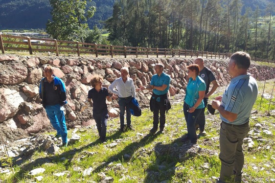 Besichtigung der Baustelle Trenserbach (v.li.): Agenturdirektor Unterweger, Projektant und Bauleiter Pichler, Landesrat Schuler, stv. Amtsdirektor Walder, Bürgermeisterin Überegger, dahinter Vorarbeiter Langgartner, Gemeindereferent Reichsigl (Foto: Agentur für Bevölkerungsschutz/Maja Clara)